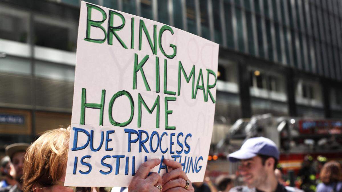 Un manifestante sostiene una pancarta que dice “Traigan a Kilmar a casa. El debido proceso todavía existe”, durante una protesta a favor de los derechos del inmigrante Kilmar Ábrego García, el 19 de abril de 2025, en Nueva York.
