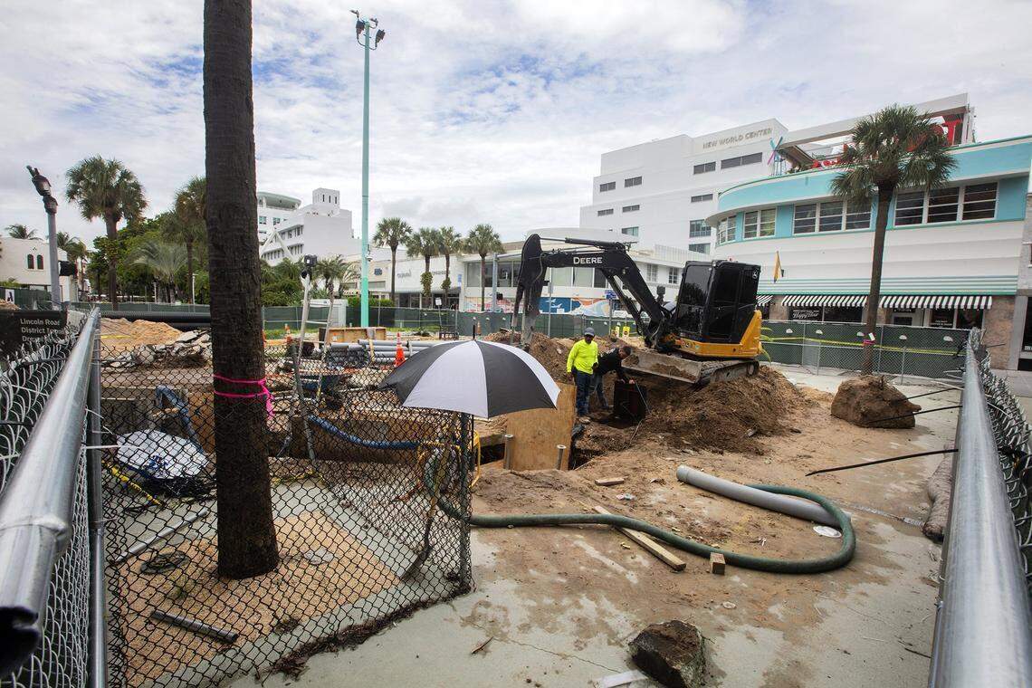 Excavadoras excavan un tramo de Drexel Avenue en Lincoln Road Mall, Miami Beach, que será peatonal como parte de una extensa renovación de la famosa calle peatonal.