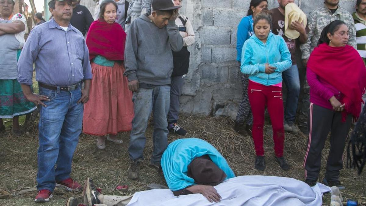 Fotografía del 5 de abril del 2017 en Arantepacua, México, luego del asesinato de una persona.