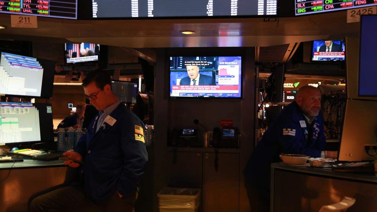 Empleados trabajan en el piso de la Bolsa de Valores de Nueva York en Nueva York, Estados Unidos, el 3 de abril de 2025.