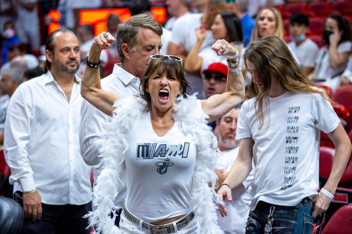 Una fanática del Heat muestra sus emociones antes del inicio del partido entre el Heat y los 76ers de Filadelfia, celebrado el 2 de mayo de 2022 en Miami.