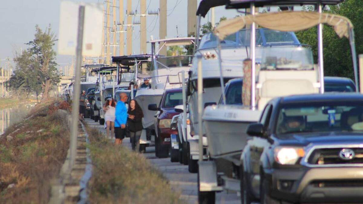 Cientos de carros y camionetas remolcando botes estaban haciendo fila en la Southwest 248th Street en dirección a Blackpoint Marina el sábado2 de mayo de 2020.