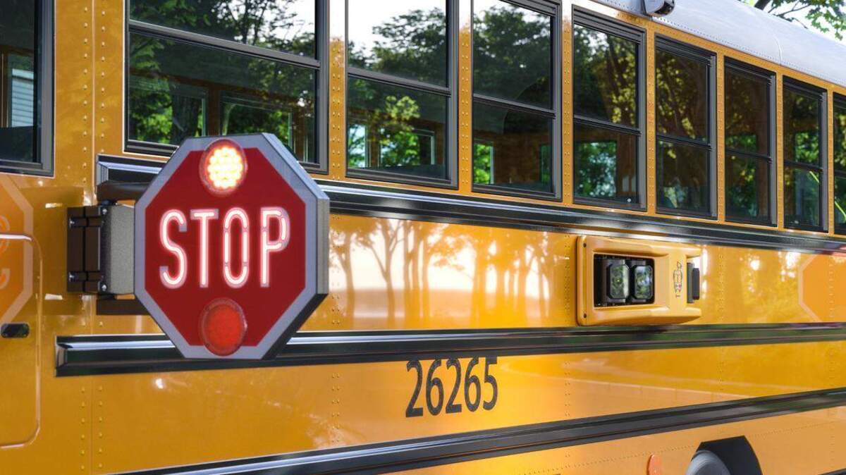 Las cámaras de alta resolución instaladas en todos los autobuses escolares de Miami-Dade se activan al extenderse la señal de alto. La lente puede leer los números de placa de los vehículos que pasan a una distancia de hasta ocho carriles.