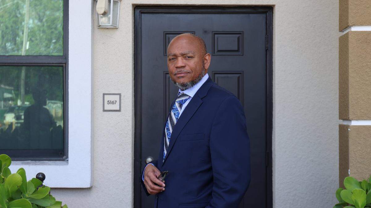 Kenneth Kilpatrick, presidente de la Brownsville Civic Neighborhood Association, Inc., lucha contra la anexión de partes de Brownsville. La foto de Kilpatrick fue tomada en la puerta de su casa, el jueves 11 de mayo de 2023.