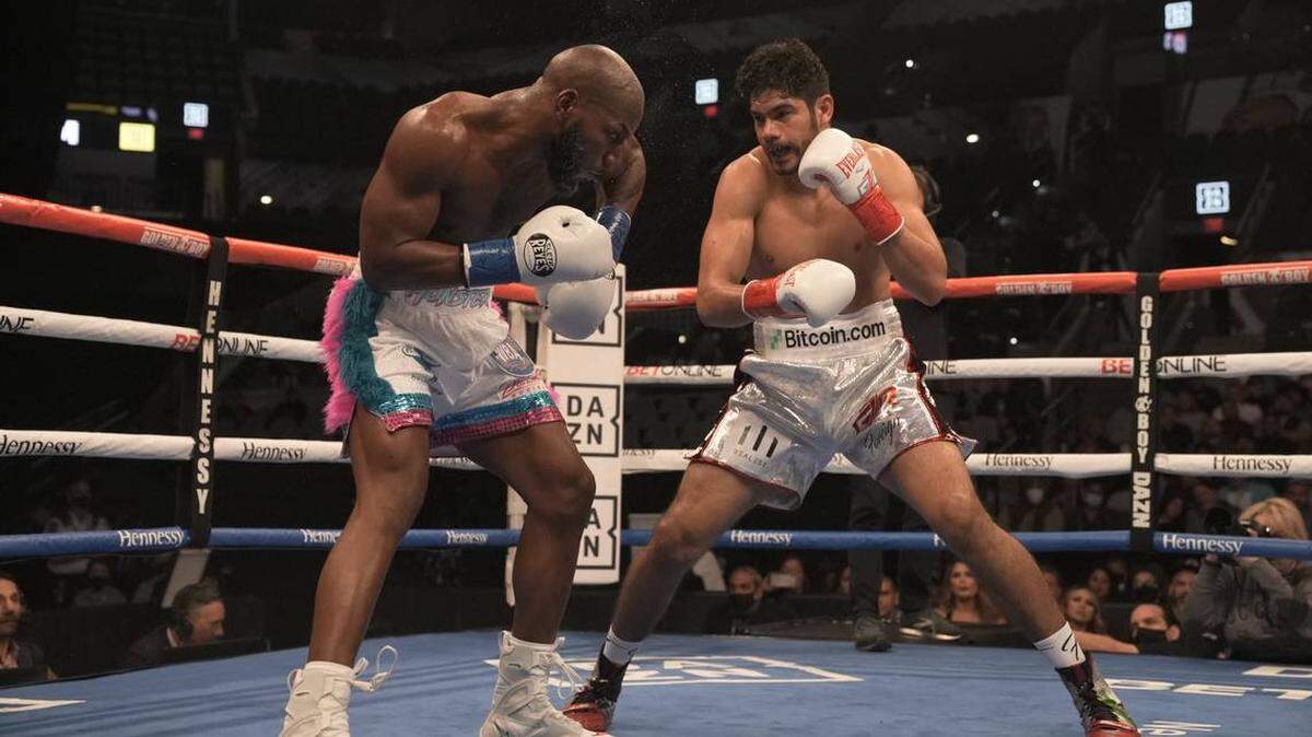 Gilberto Zurdo Ramírez (der.) golpea a Yunieski Gonzalez en ruta a una victoria por nocaut en el noveno round, el sábado 18 de diciembre de 2021 en San Antonio, Texas.