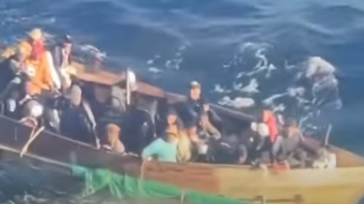 El rescate de los balseros que estaban a bordo de una frágil embarcación se produjo a unas 20 millas (32 kilómetros) al norte de Cuba.