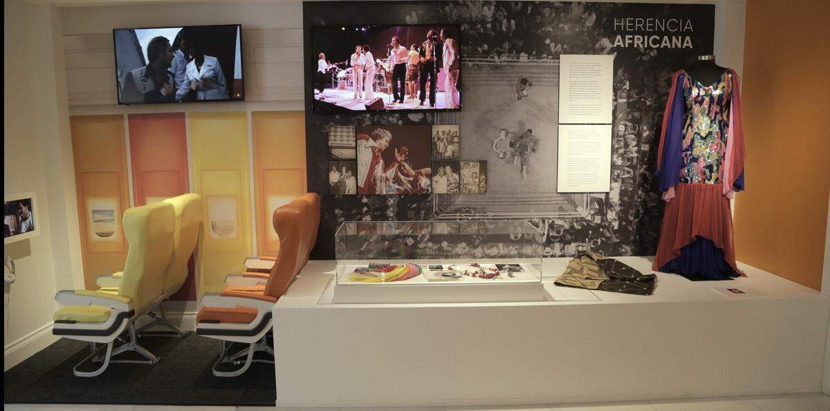 ‘Forever Celia’ dedica un apartado a las fotos y recuerdos del viaje de Celia a Africa con la Fania All-Stars para el histórico concierto en Zaire en 1974, que ella abrió con ‘Quimbara’. También reproduce una parte de la cabina del avión donde el grupo de estrellas descargó durante el largo vuelo.