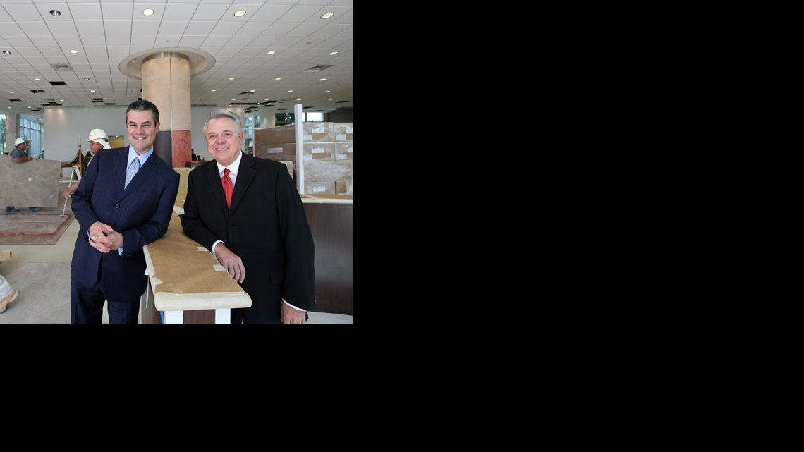 BENJIE LEON (izq.) y su padre, Benjamín León dentro del nuevo centro en la ciudad de Miami.