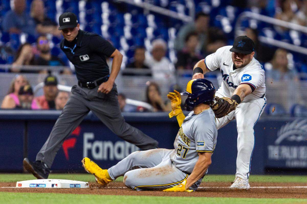 El tercera base de los Marlins Jake Burger pone out a Willy Adames, de los Cerveceros de Milwaukee, en el partido celebrado el 22 de mayo de 2024 en Miami.