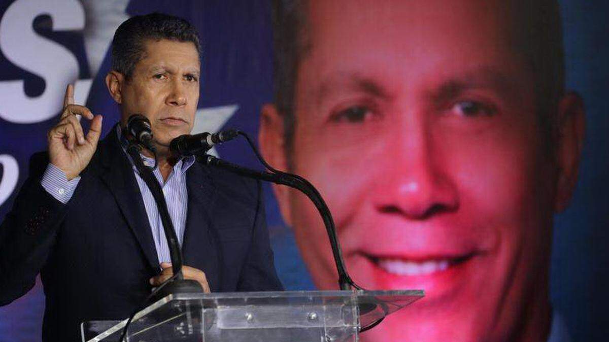 El candidato presidencial Henri Falcón ofrece una rueda de prensa junto al candidato presidencial Luis Alejandro Ratti (fuera de cuadro), el martes 8 de mayo de 2018, en Caracas (Venezuela). 
Credit:

EFE
