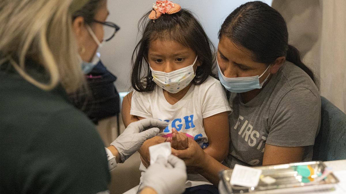 Saory Betalleluz, de 5 años, sentada con su madre, Julie Machaca, mientras recibe la vacuna COVID-19 de Pfizer-BioNTech en la Clínica Móvil Pediátrica de la Universidad de Miami en Homestead, Florida, el viernes 24 de junio de 2022. A partir de junio de 2022 los niños menores de 5 años de Florida han podido recibir la vacuna contra el COVID-19.