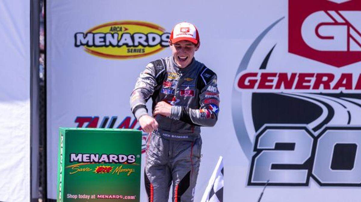 Nick Sánchez celebra su triunfo en el autódromo de Tallageda, Alabama, el sábado 23 de abril.