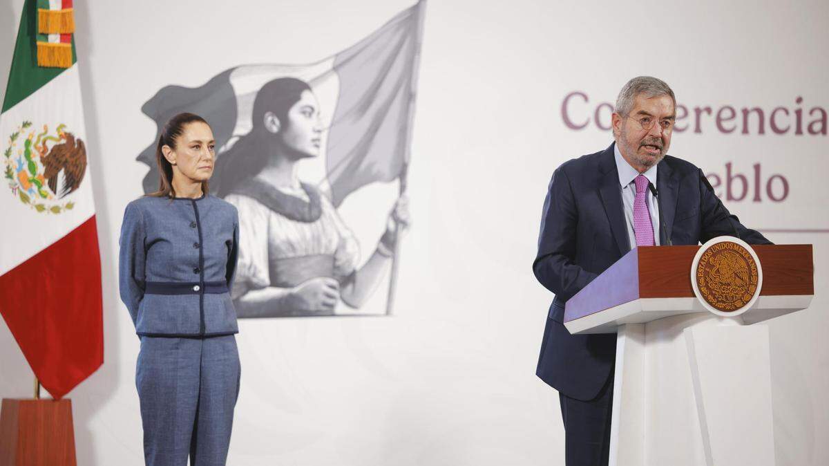 La presidenta de México, Claudia Sheinbaum, y el canciller Juan Ramón de la Fuente, hablan sobre las protestas y la detención de sus connacionales el lunes 9 de junio de 2025.