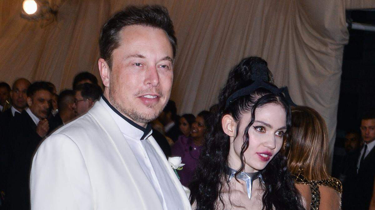 Elon Musk y Claire Elise Boucher, también conocida como Grimes, caminando por la alfombra roja en la gala benéfica del Instituto del Vestuario del Museo Metropolitano de Arte, celebrando la inauguración de Heavenly Bodies: Fashion and the Catholic Imagination, realizada en el Museo Metropolitano de Arte de Nueva York, NY, el 7 de mayo de 2018.