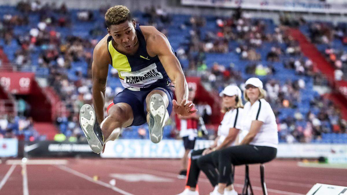 El cubano Juan Miguel Echevarria en acción durante la competencia de salto largo el 20 de junio de 2019, durante el encuentro Golden Spike de Atletismo de la IAAF, en Ostrava, República Checa.