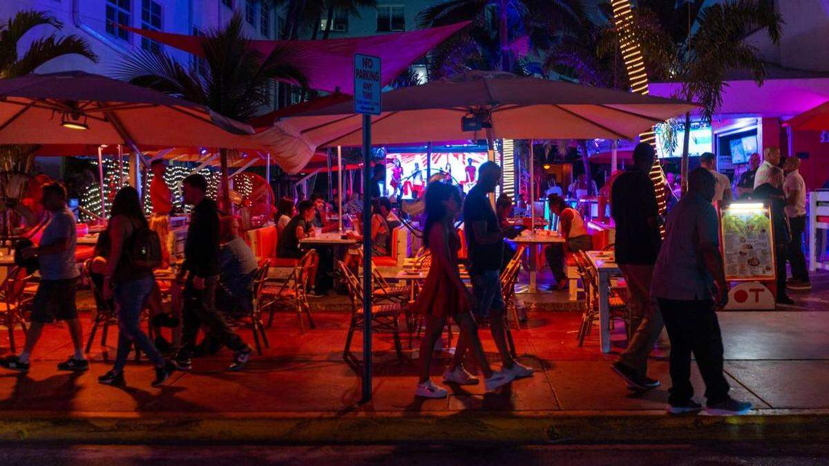 Visitantes pasean por Ocean Drive en Miami Beach, Florida, el viernes 3 de marzo de 2023.