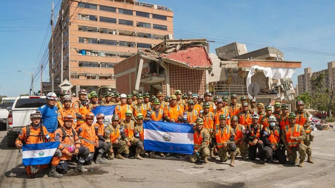 Bukele reemplaza a rescatistas exhaustos y envía más ayuda a Venezuela