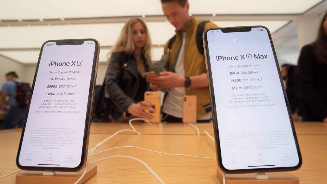 Clientes miran los nuevos iPhones de Apple, incluyendo el iPhone XS, a la izquierda, y el iPhone XS Max en exhibición en una tienda Apple en Nueva York el viernes, 21 de septiembre de 2018.