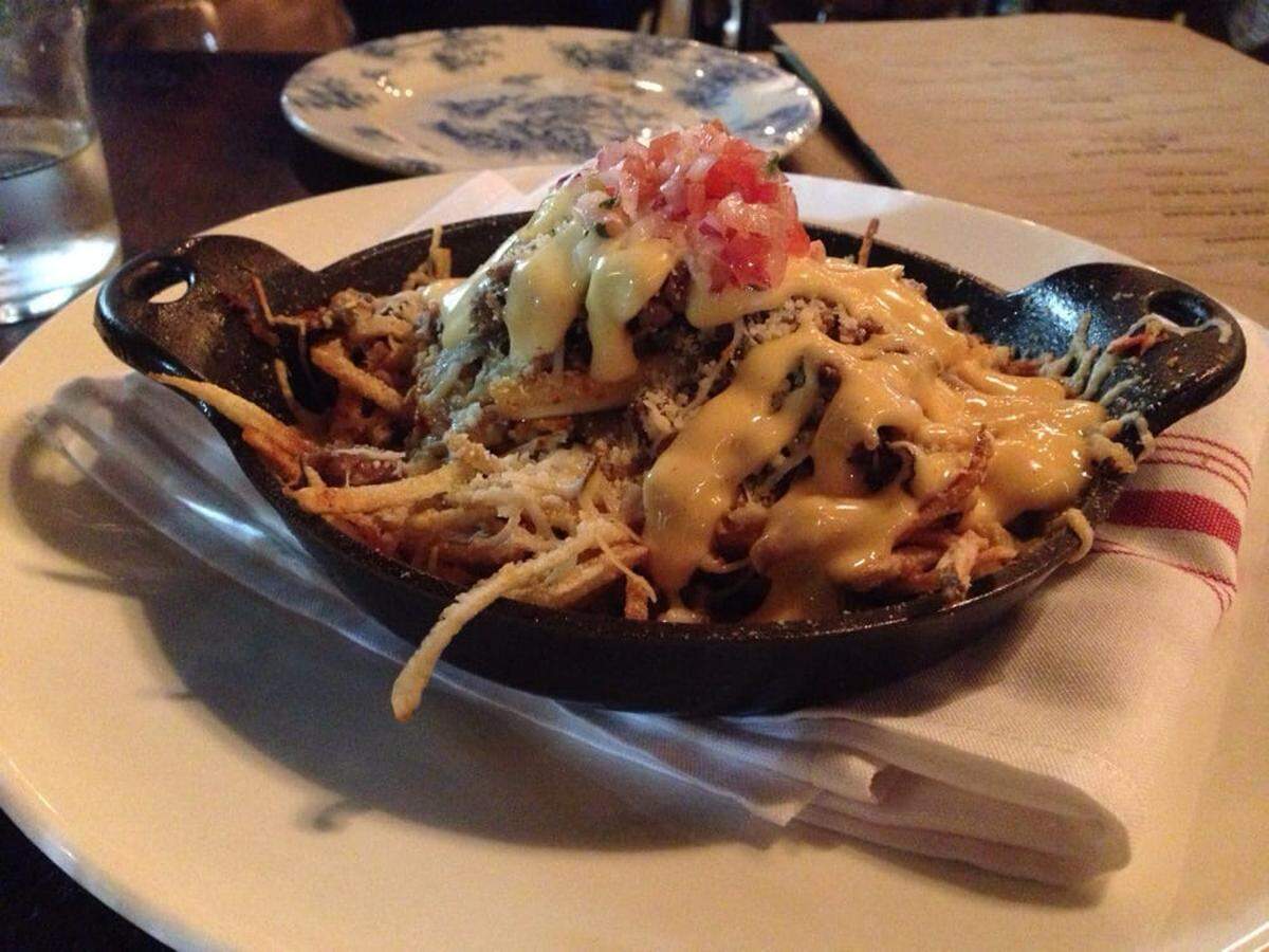 Coreanos, cubanos y peruanos se unen en Finka Table and Tap, un acogedor gastropub que sirve una gran ración de papas fritas irresistibles.