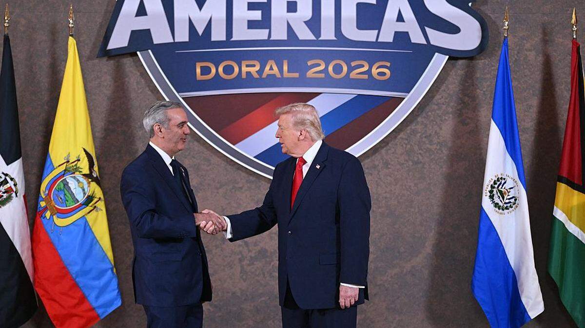 El mandatario de Estados Unidos, Donald Trump, saluda al presidente de República Dominicana, Luis Abinader, en la cumbre “Escudo de las Américas”, celebrada el 7 de marzo de 2026 en Doral, Florida. 
