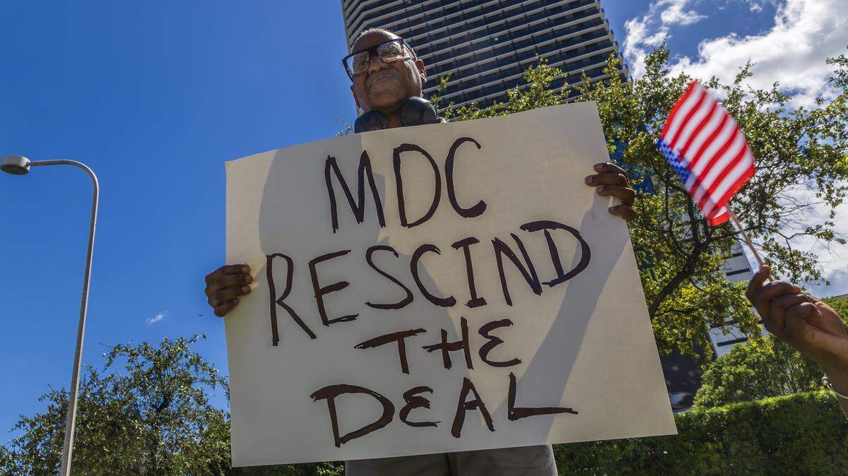 William B., residente de Miami-Dade, en la protesta el lunes junto a la Torre de la Libertad contra la entrega de una propiedad al Miami Dade College para ser utilizada como biblioteca presidencial de Donald Trump.
