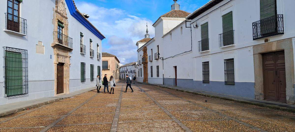 A la izquierda, la puerta del palacio de Torremejía.