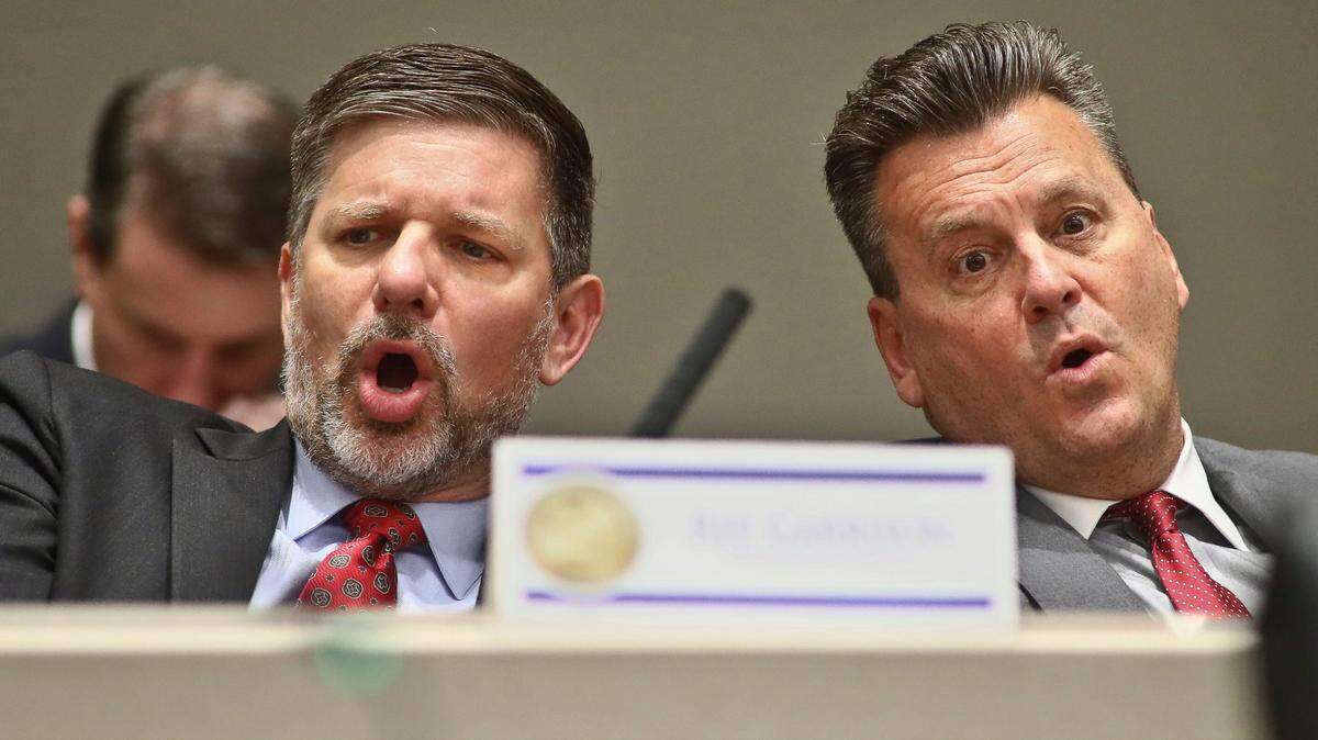 El representante Sam Garrison, republicano de Fleming Island, y el representante Fred Hawkins, republicano de St. Cloud, votaron “No” a una enmienda a un proyecto de ley acerca del transporte de migrantes durante una reunión del Comité de Asignaciones, el lunes 6 de febrero de 2023, en el Edificio Knott del Capitolio en Tallahassee. Los legisladores de la Florida se reunieron en una sesión especial de dos semanas para retomar una lista de temas propuestos por el gobernador Ron DeSantis.