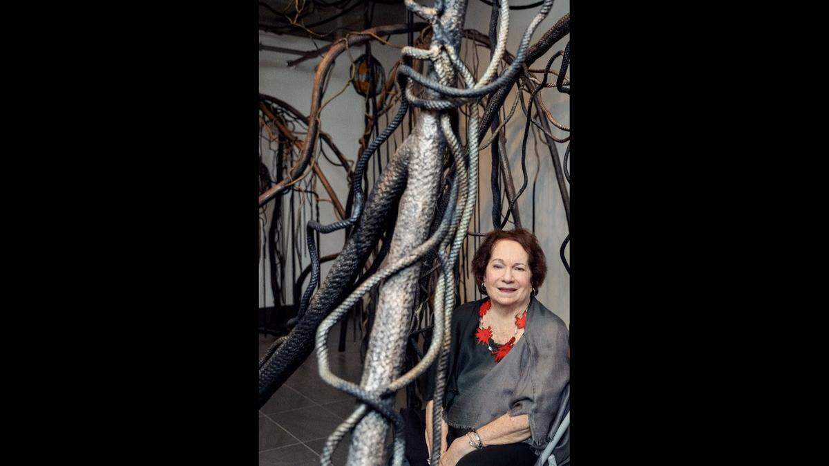 La artista Mira Lehr, junto a sus esculturas 'Mangrove Labyrinth'.&nbsp;En Deering State, hasta el 15 de noviembre.