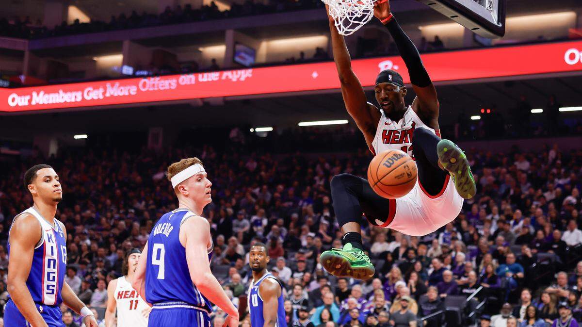 El centro del Heat de Miami Bam Adebayo clava la pelota en el partido ante los Kings, celebrado el 26 de febrero de 2024 en Sacramento.