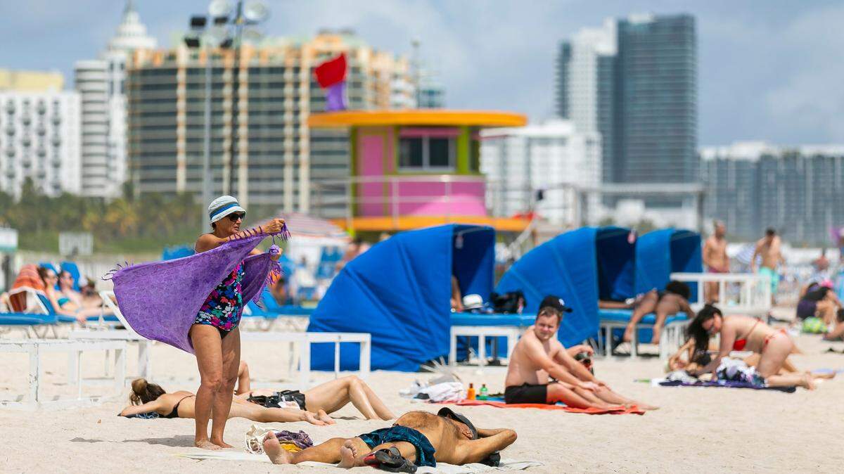 Que haya luz del sol más tarde en el día significa más tiempo para que los vacacionistas de primavera tomen el sol.