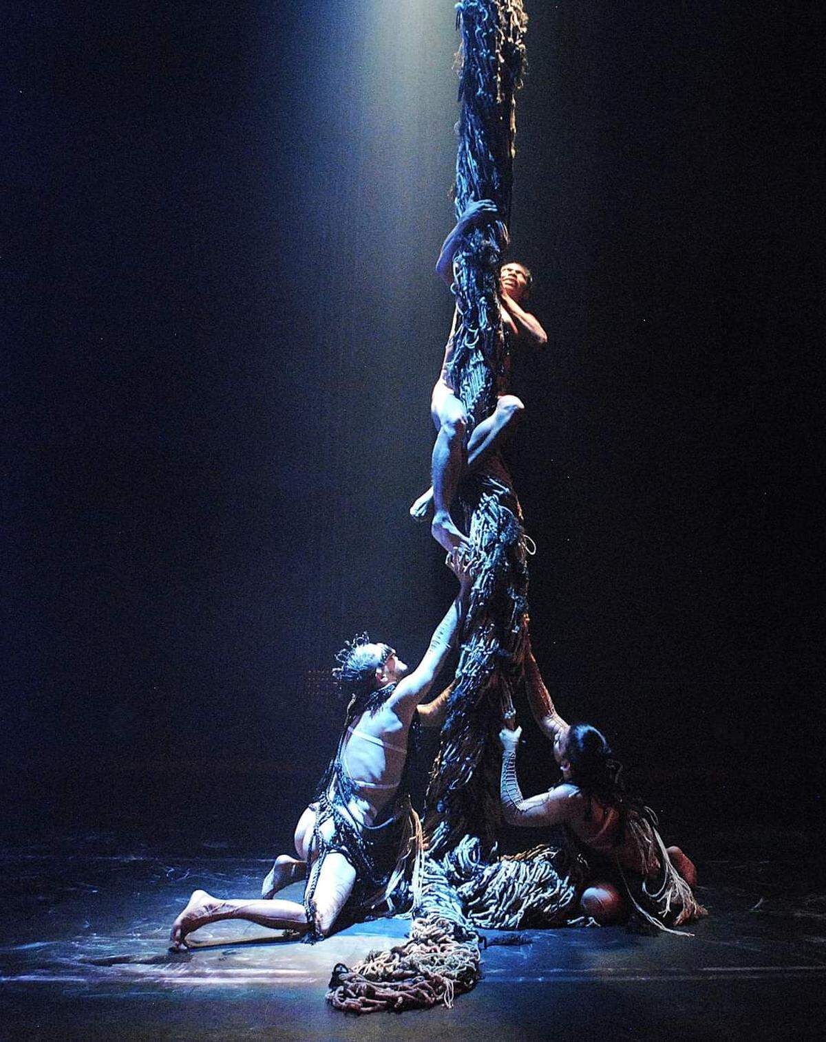 “Bio’Ngo”, de Lukas Avendaño (ascendiendo por el árbol trenzado creado en escena por los propios bailarines), un proyecto impulsado por FUNDarte que tuvo su estreno mundial el viernes 23 de agosto, en el Sandrell Rivers Theater.