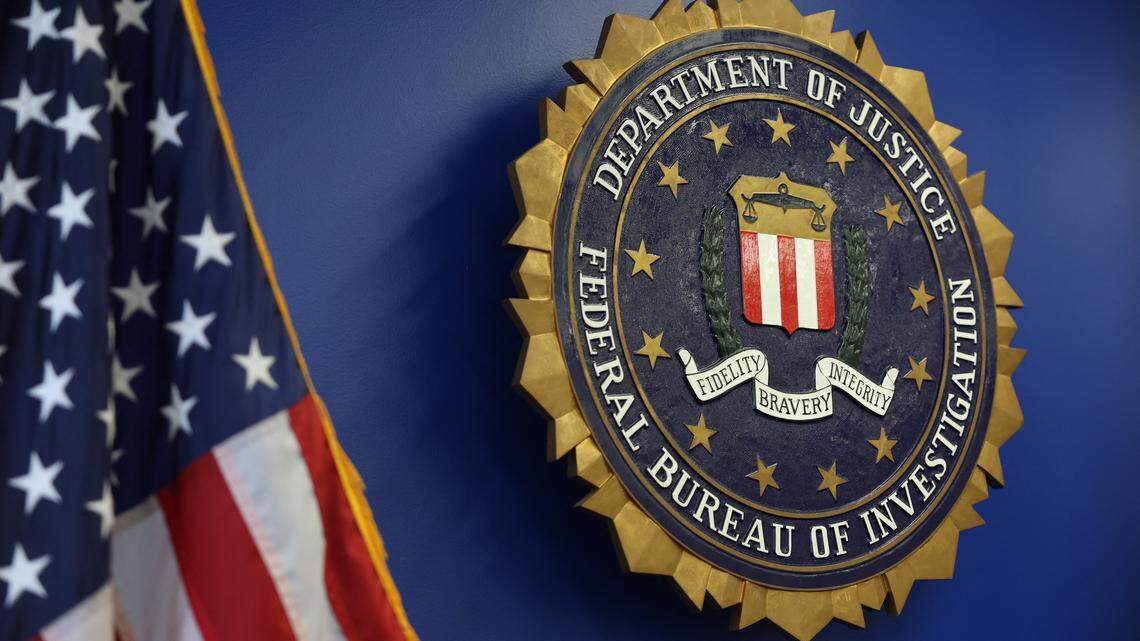  El logotipo del Buró Federal de Investigaciones (FBI) se ve en el edificio federal de Los Ángeles el 18 de mayo de 2025.