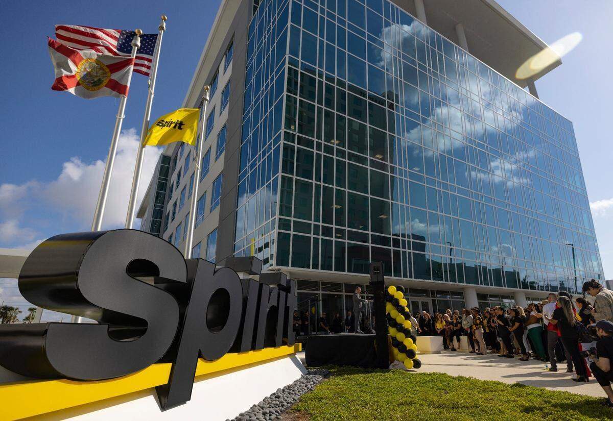 Empleados asisten a la inauguración de la nueva sede de Spirit Airlines, frente al centro de ayuda, el jueves 18 de abril de 2024, en Dania Pointe, en Dania Beach.