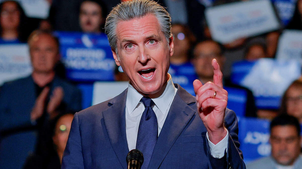 Foto de archivo del gobernador de California, Gavin Newsom, junto con representantes locales del Congreso, funcionarios estatales y simpatizantes, al anunciar la redistribución de los distritos electorales del Congreso de California, e insta a los votantes a aprobar una medida electoral, en respuesta a una iniciativa similar en Texas que cuenta con el apoyo del presidente Donald Trump, en Los Ángeles, el 14 de agosto de 2025.