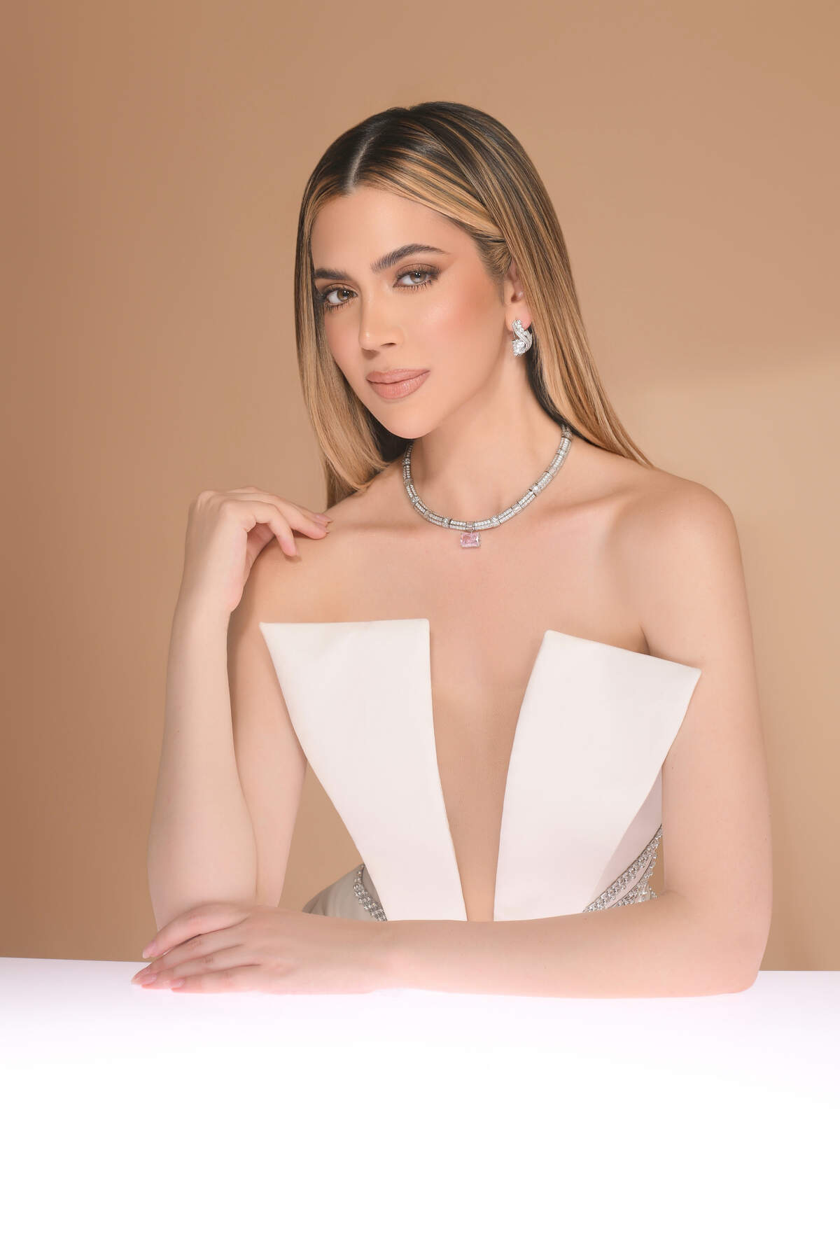 ‘Una reina no se construye solo con una imagen ni con una cara bonita, sino con carácter, con una preparación integral en comunicación y sobre todo, con la capacidad de representar algo más grande que una misma’, dijo Lisbeth Fernández, Miss Pinecrest USA.