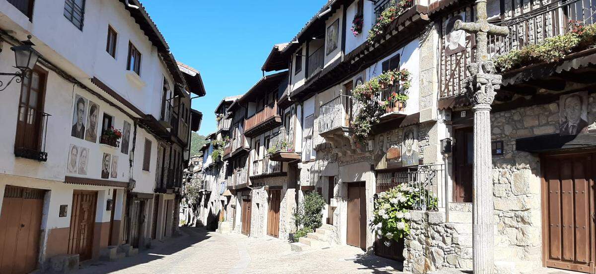 Calle principal en Mogarraz.
