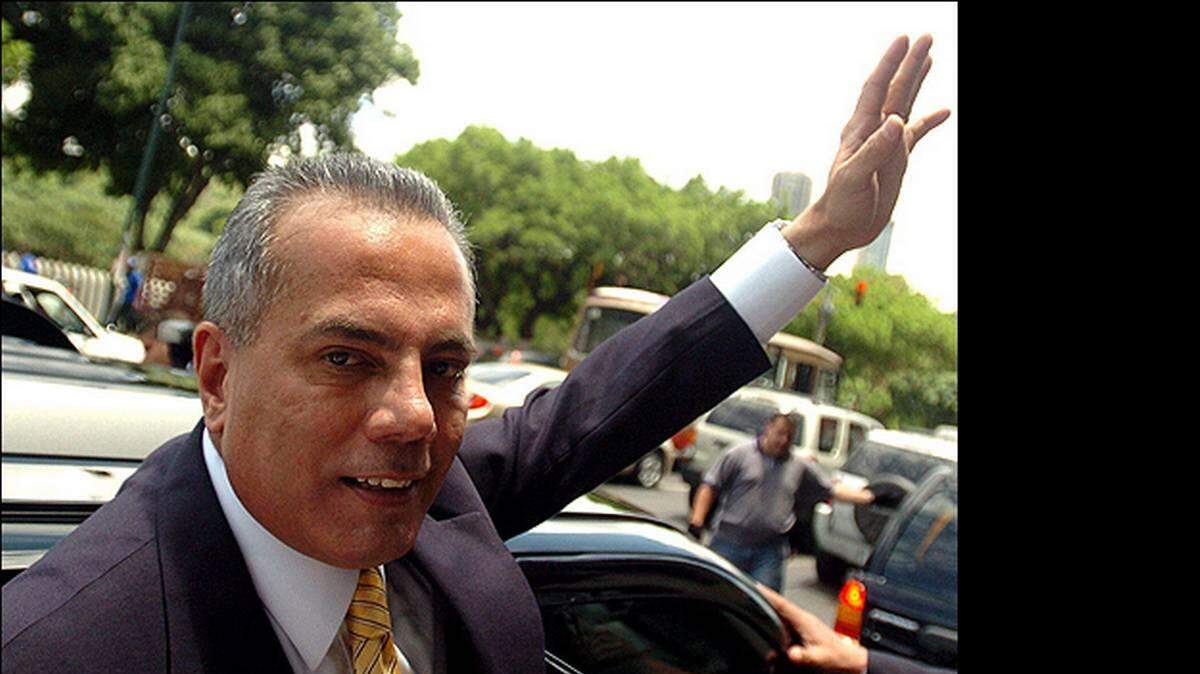 Fotografía de agosto del 2006 que muestra al alcalde opositor de Maracaibo, Manuel Rosales, quien ha pedido asilo político en Perú.