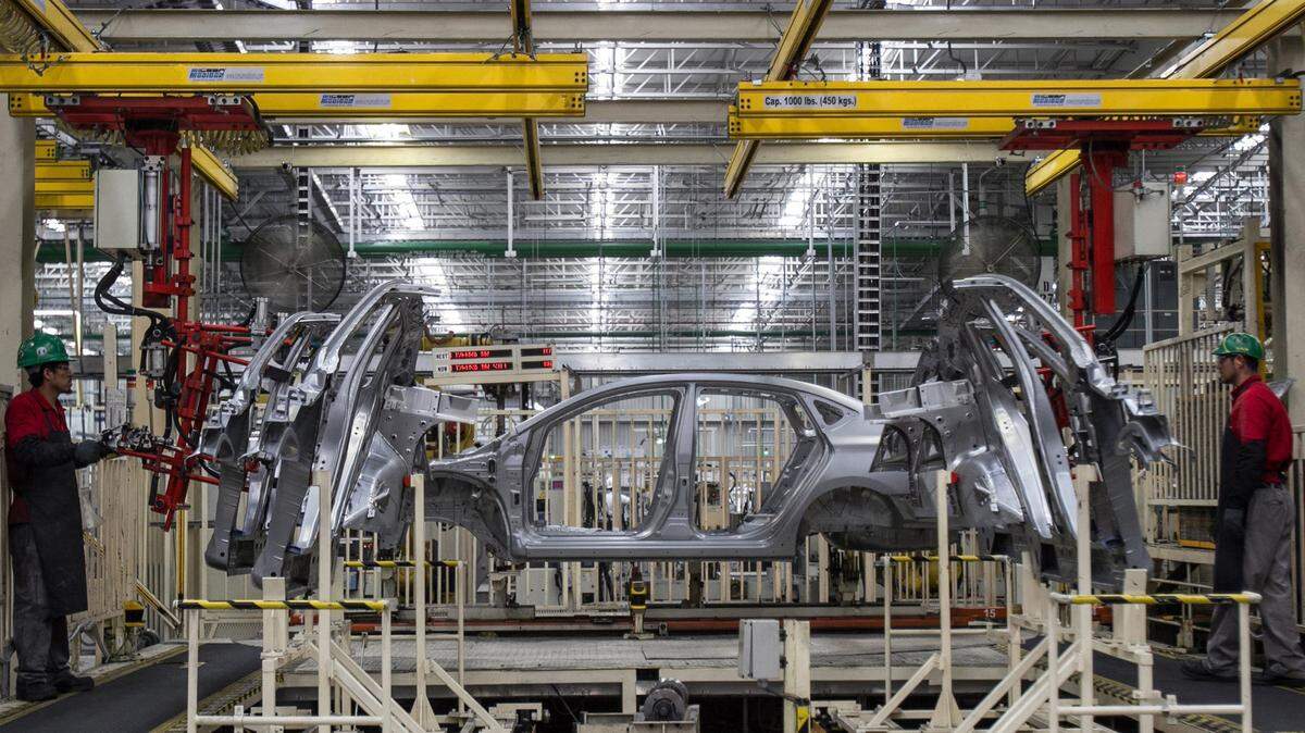 Trabajadores ensamblan un vehículo en la planta automotriz de Nissan en Aguascalientes, México, en esta foto de archivo del 29 de agosto de 2014.