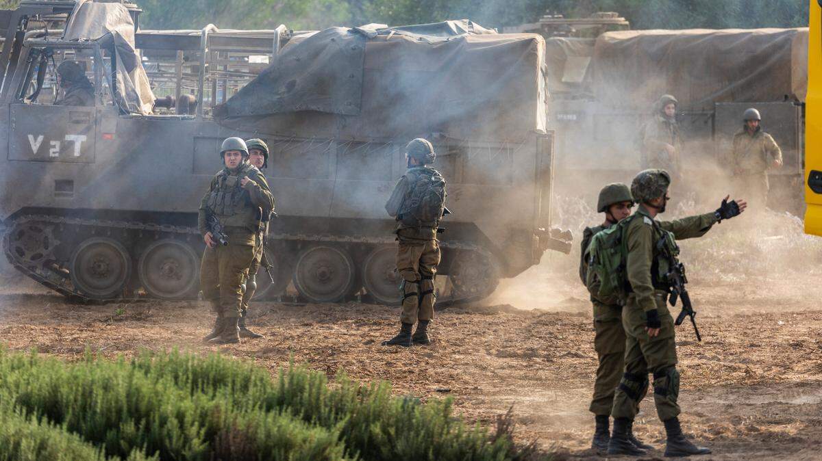 Soldados israelíes combaten contra integrantes de Hamas en las calles del sur de Israel y lanzan ataques aéreos sobre Gaza, un día después de un mortífero y sorpresivo ataque sin precedentes por parte de combatientes de Hamas. 