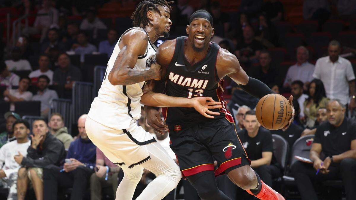 El centro del Heat, Bam Adebayo (der.), conduce el balón ante la marca de Nic Claxton, de los Nets de Brooklyn, en el partido celebrado el 3 de marzo de 2026, en el Kaseya Center en Miami, Florida.