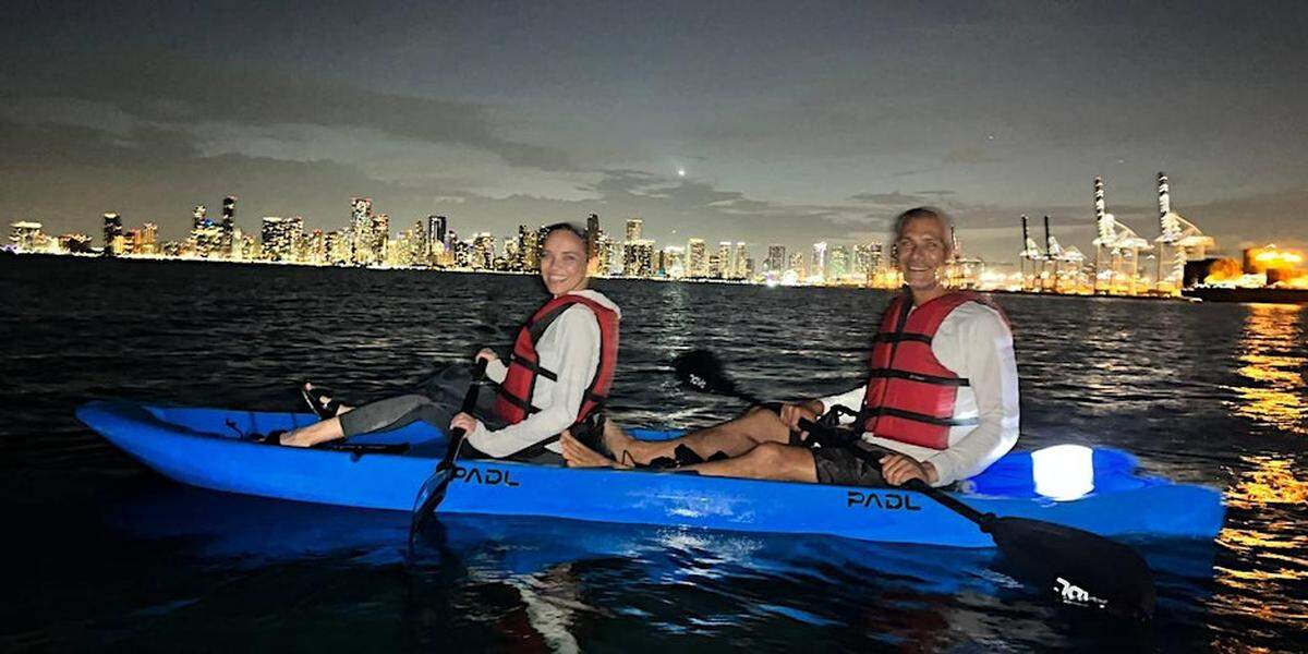 Día de la Independencia aventura en Paddle Luna Llena en el Rickenbacker Causeway.