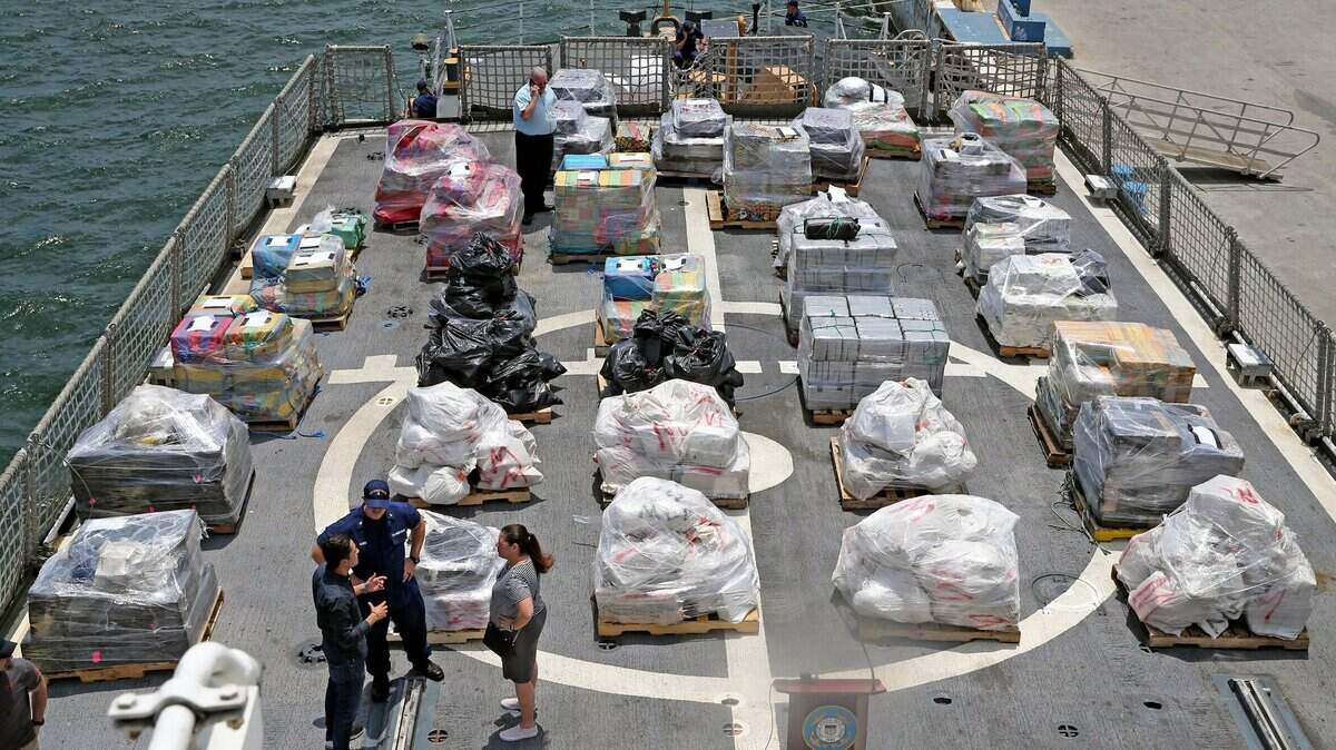 Veinte toneladas de cocaína y una de marihuana trasnporta un barco de los guardacosas de EEUU al puerto Everglades en Fort Lauderdale el 24 de abril de 2918. La drogra fue decomisada en aguas internacionales en el este del océano Pacífico.