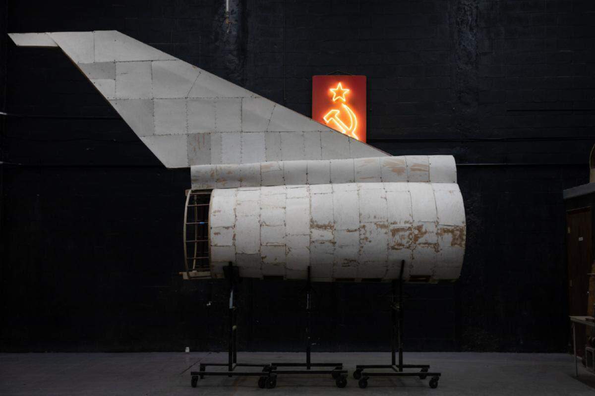 ‘Donde hay poder’ en Oolite, incluye obras del difunto Asif Farooq, que durante ocho años recreó el avión de combate MiG-21 de la era soviética.