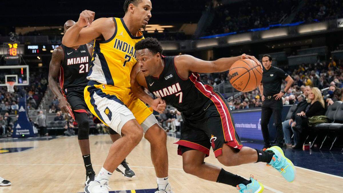 El armador del Heat, Kyle Lowry (der.) enfrenta la marca del jugador de los Pacers, Malcolm Brogdon, el viernes 3 de diciembre de 2021 en Indianápolis.