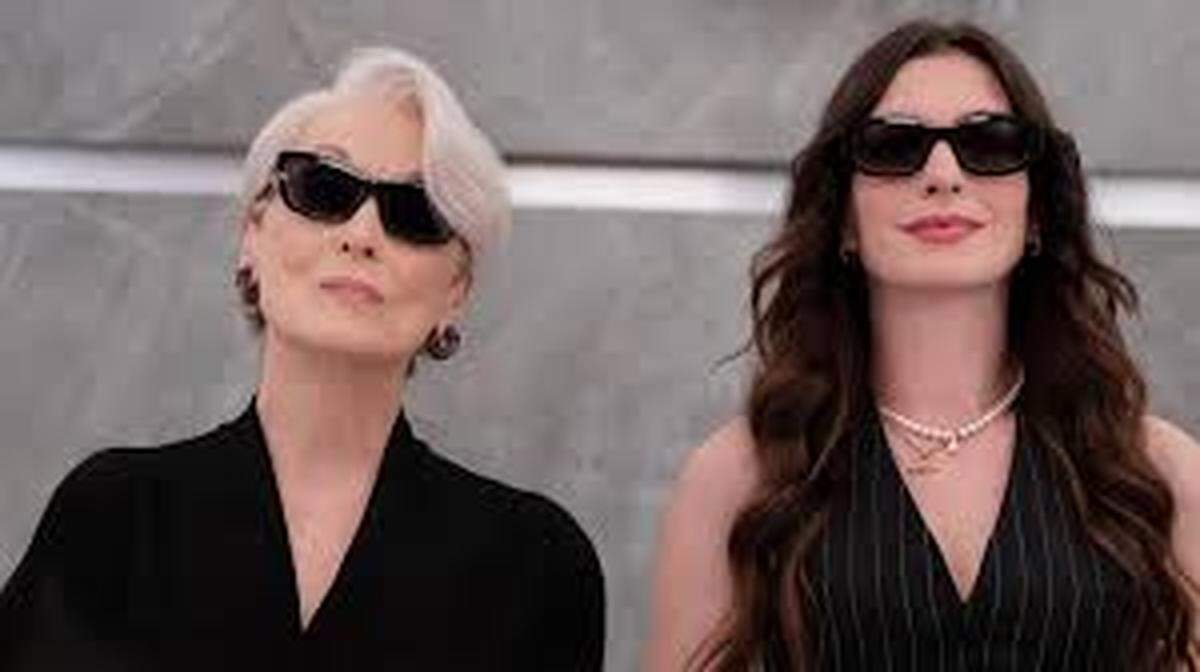 En el filme Meryl Streep (i), es la editora de moda que afronta un momento reputacional crítico y Anne Hathaway es una laureada periodista de investigación.