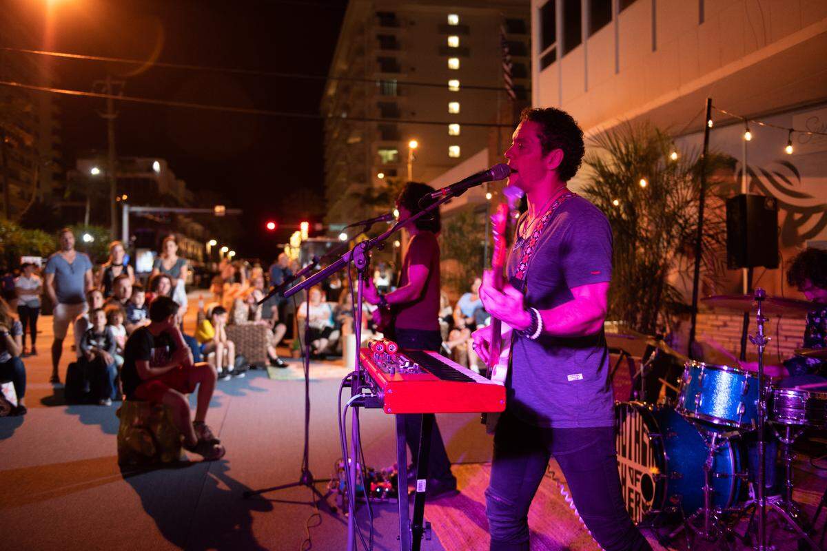 La fiesta de barrio en Surfside con música en vivo, comida, activaciones únicas y actividades con artistas familiares. 