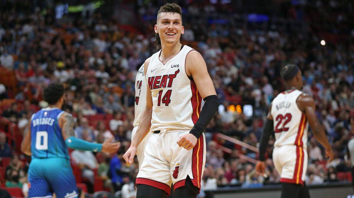 El jugador del Heat Tyler Herro celebra tras anotar una canasta ante los Hornets de Charlotte, en el partido celebrado el 5 de abril de 2022 en Miami.