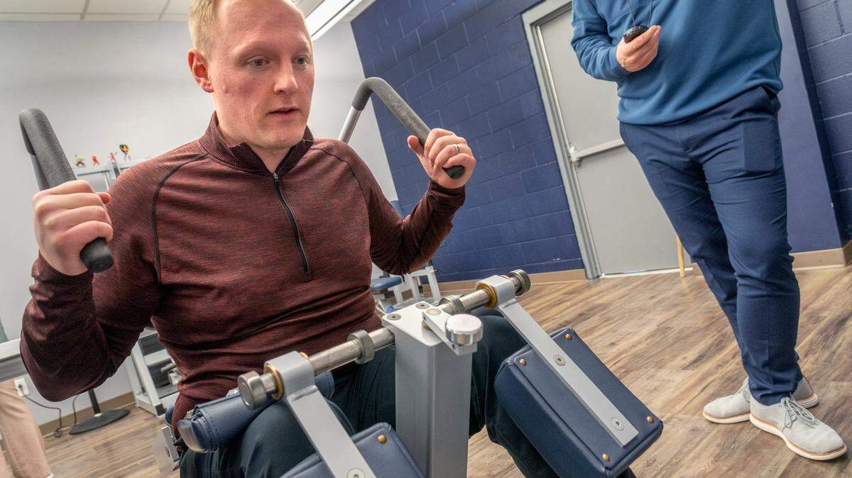 En adultos mayores con fragilidad o pérdida muscular sever), el entrenamiento de fuerza progresivo y el entrenamiento interválico de alta intensidad han demostrado ser altamente eficaces para preservar la fuerza muscular y resistencia cardiovascular.