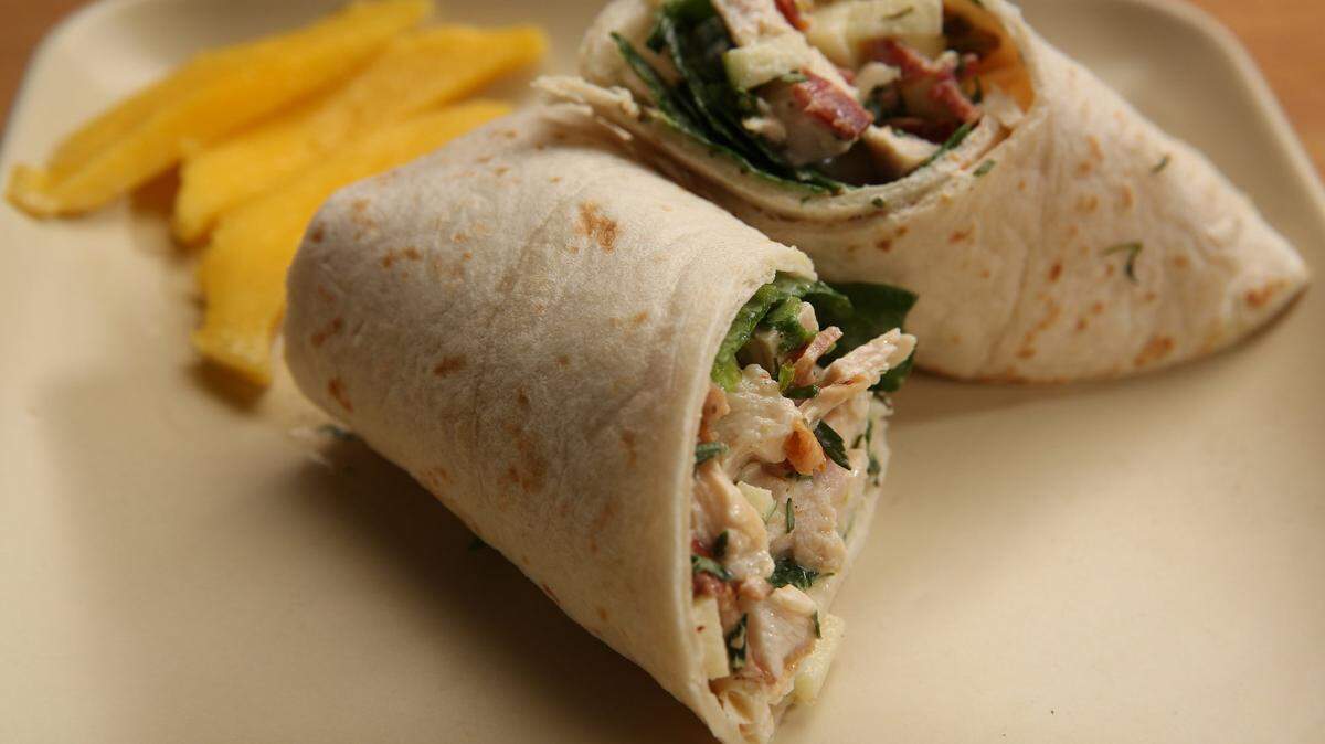 Los wraps, como esta versión de pollo, son rápidos, fáciles y perfectos para el verano. Además, a la mayoría de los niños —incluso los más quisquillosos— suelen gustarles. 