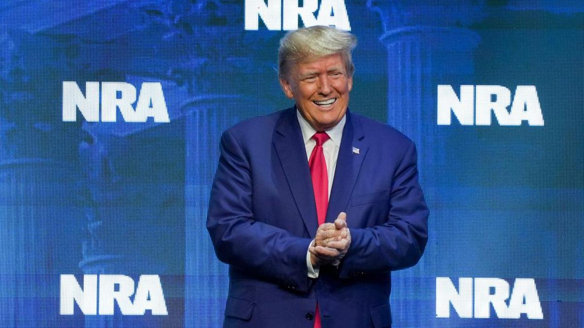 El expresidente Donald Trump sube al escenario el viernes 14 de abril de 2023 durante la convención de la NRA en el Centro de Convenciones de Indiana en Indianápolis.